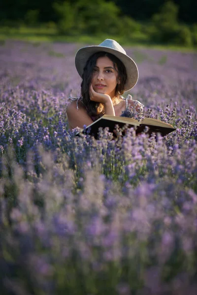 Красива Дівчина Капелюсі Сидить Фіолетовому Лавандовому Полі Читає Книгу — стокове фото