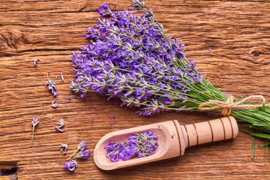 Tahtada bir demet lavanta çiçeği