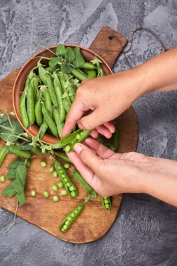 Kadın eli kabuktan çıkmış bezelye gibi.
