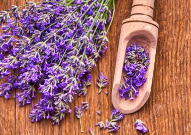 Tahtada bir demet lavanta çiçeği