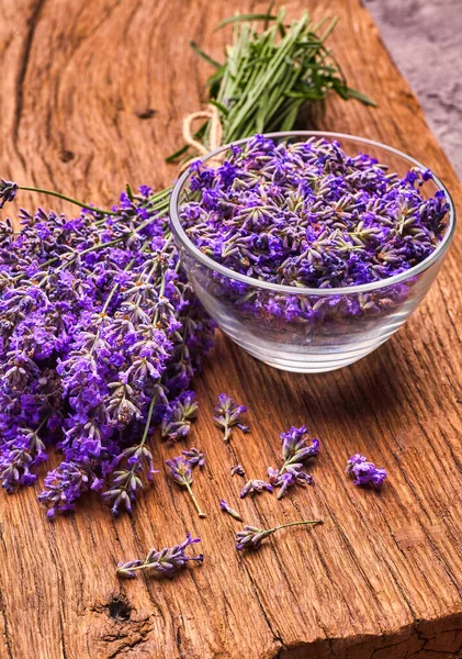 Bando Lavanda Lavanda Tigela Vidro Tábua Madeira — Fotografia de Stock