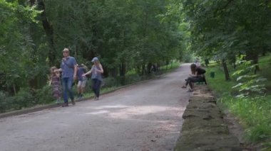 3 Temmuz 2021. Kishinev, Moldova Cumhuriyeti. Yeşil güneşli parktaki insanlar