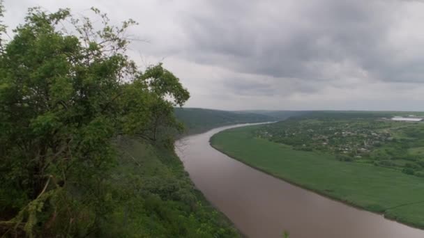 モルドバ共和国ドニエスター川を渡る嵐の雲 — ストック動画