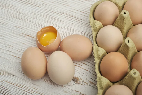 在木制背景的蛋盒中的生鸡蛋的特写视图 蛋盒中的生蛋有机食品对健康的高蛋白质 — 图库照片