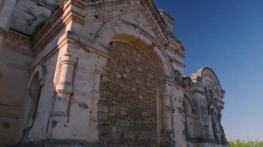 Eski yıkılmış ortodokssal katedral binası. Moldova cumhuriyetinin Pohrebea köyündeki terk edilmiş kilise.