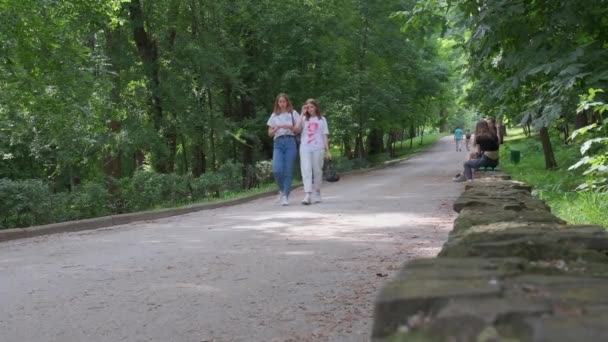 Luglio 2021 Kishinev Repubblica Moldova Persone Nel Verde Parco Soleggiato — Video Stock