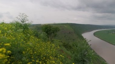 Moldova Cumhuriyeti Dinyester Nehri üzerinde Fırtına Bulutları oluşuyor.