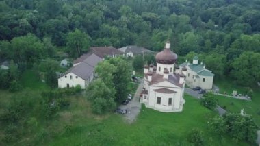 Ormanla çevrili bir Hıristiyan manastırının üzerinden uçmak. Condritsa Manastırı, Moldova Cumhuriyeti.