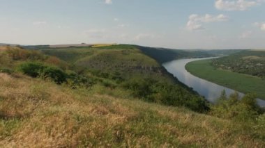 Yaz günü Dniester Nehri manzarası.