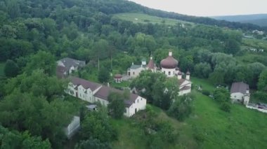 Ormanla çevrili bir Hıristiyan manastırının üzerinden uçmak. Condritsa Manastırı, Moldova Cumhuriyeti.