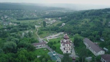 Ormanla çevrili bir Hıristiyan manastırının üzerinden uçmak. Condritsa Manastırı, Moldova Cumhuriyeti.