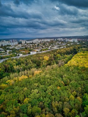 Gün batımında şehrin havadan görüntüsü. Güzel sonbahar şehri manzarası. Kishinev, Moldova Cumhuriyeti.