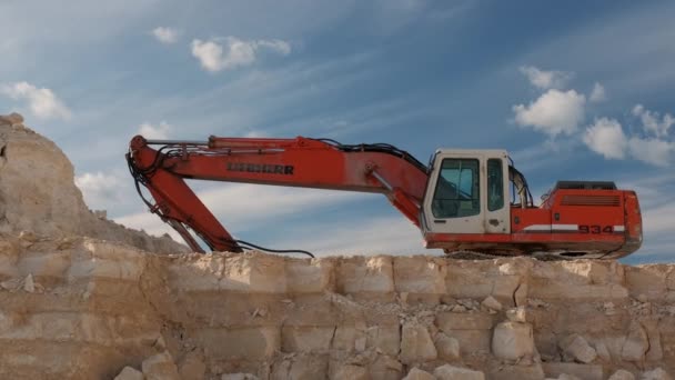 Mayo 2021 República Moldavia Excavadora Encuentra Fondo Una Cantera Piedra — Vídeos de Stock