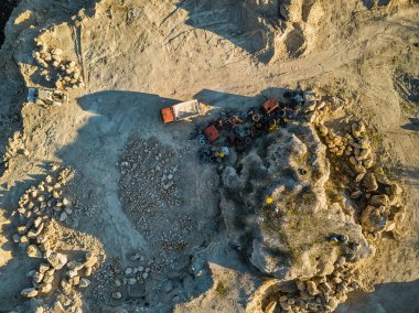 Taş ocağı havacılığı. Taş ocağında çalışan ağır makineler..