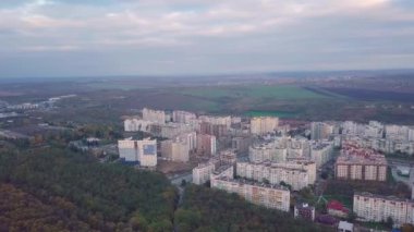 Sonbaharda gün batımında şehrin üzerinde havadan. Kihinev kenti, Moldova Cumhuriyeti.