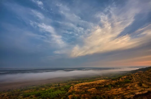 Flusslandschaft Frühen Morgen Eine Hütte Der Ferne Und Der Baum — Stockfoto