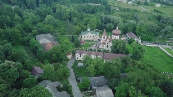 森に囲まれたキリスト教の修道院の上を飛行します モルドバ共和国コンドリツァ修道院 — ストック動画