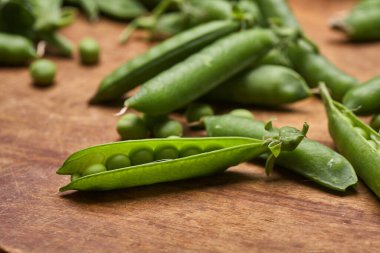 Tahtada taze bezelye kabukları.