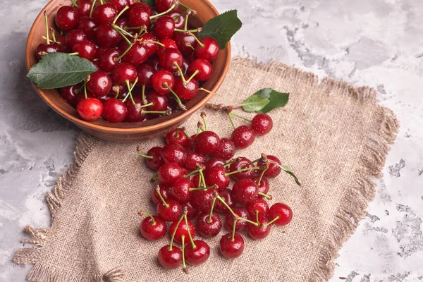 Cuenco Con Cereza Roja Sobre Fondo Gris Vista Superior — Foto de Stock