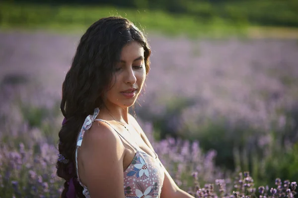 Porträtt Härlig Brunett Flicka Lavendel Fält Bakgrund — Stockfoto