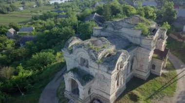 Drone bakış açısı - eski katedralin kalıntıları. Moldova Cumhuriyeti, Pohrebea Köyü.