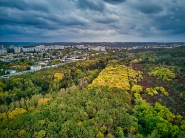 Gün batımında şehrin havadan görüntüsü. Güzel sonbahar şehri manzarası. Kishinev, Moldova Cumhuriyeti.