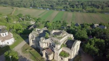 Drone bakış açısı - eski katedralin kalıntıları. Moldova Cumhuriyeti, Pohrebea Köyü.