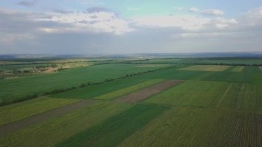Hava aracı günbatımında farklı tarımsal alanlar üzerinde uçuyor..