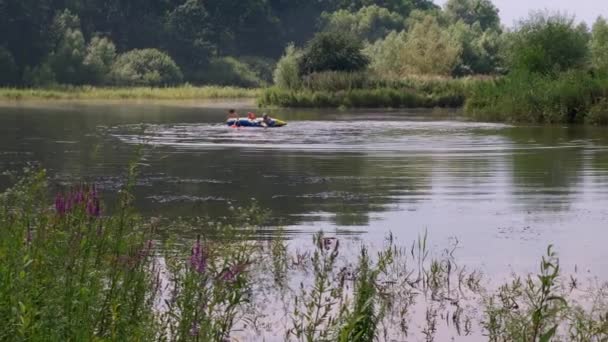 Les Gens Pagaie Dériveur Caoutchouc Lac — Video