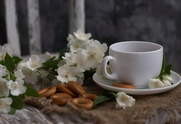 Taza Con Flores Jazmín Una Silla Vintage —  Fotos de Stock