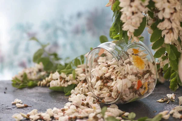 Akazienblüten Glasschale Auf Einem Tisch — Stockfoto