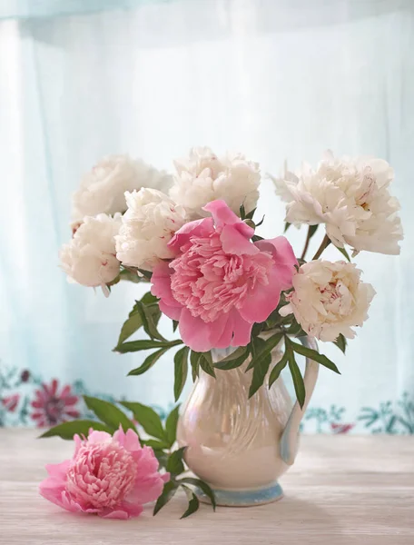 Bodegón Con Peonías Blancas Rosadas Jarrón Blanco —  Fotos de Stock