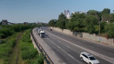 CHISINAU MOLDOVA, -23 AĞUSTOS 2021: Trafik merkezi şehir otoyolu.