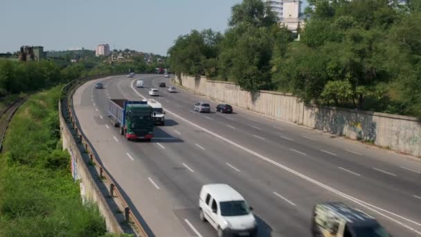 CHISINAU MOLDOVA, -23 AUGUST 2021: Verkeer centrale stedelijke snelweg. — Stockvideo