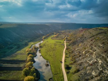 Moldova 'daki Orheiul Vechi tepeleri ve nehir manzarası. Moldova 'dan Butuceni ve Trebujeni köylerindeki Raut Nehri Vadisi. Ünlü turistik yer. Tepedeki kilise.