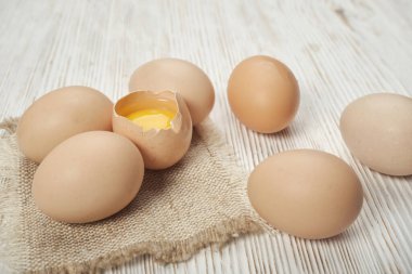 Ahşap arka planda yumurta kutusundaki çiğ tavuk yumurtalarının yakın plan görüntüsü. Yumurta kutusundaki çiğ tavuk yumurtaları sağlıklı ve yüksek protein için organik gıdalar. .