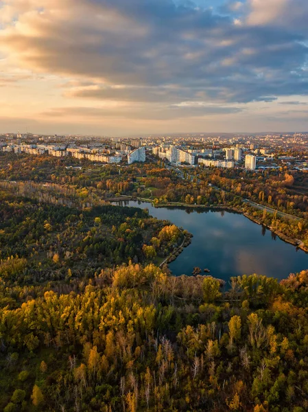 Légi Kilátás Tóra Egy Parkban Őszi Fák Kishinev Moldova Óriási — Stock Fotó