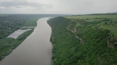 Nehir üzerinden uçmak ve baharda küçük bir köy. Moldova Cumhuriyeti. Molovata köyü. Nehir Dinamosu.