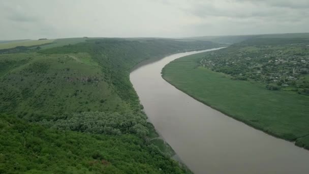 春天飞越河流和小村庄 摩尔多瓦共和国 Molovata村 德涅斯特河 — 图库视频影像