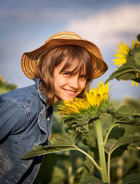 Niña Oliendo Girasoles Campo —  Fotos de Stock