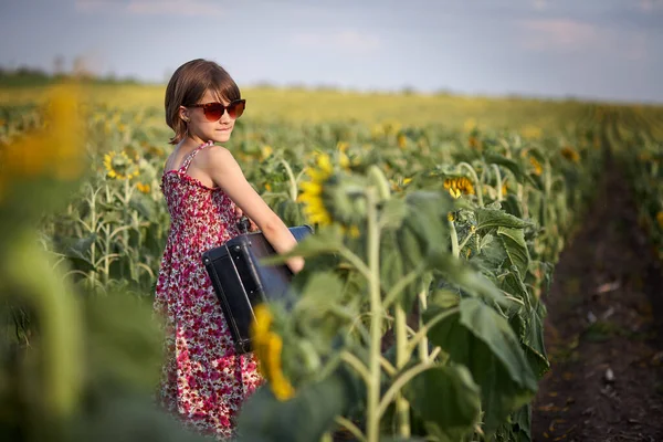 Ragazza Carina Con Vecchia Valigia Campo Girasole — Foto Stock