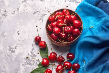 Gri arka planda olgun kırmızı ve sarı kirazlar