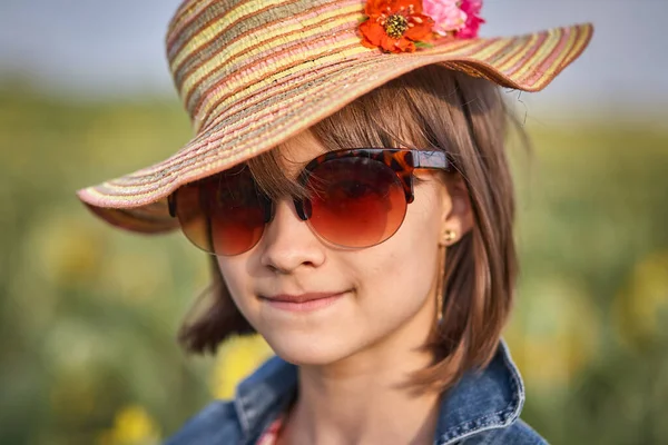 Retrato Menina Litle Óculos Sol Chapéu — Fotografia de Stock