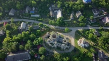 Drone bakış açısı - eski katedralin kalıntıları. Moldova Cumhuriyeti, Pohrebea Köyü.