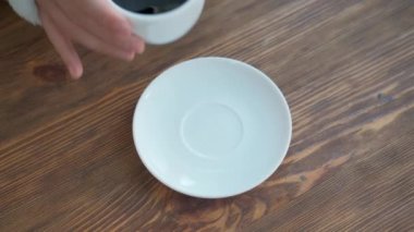 Elinde kahve fincanı tutan kadınların yüksek açılı görüntüsü.