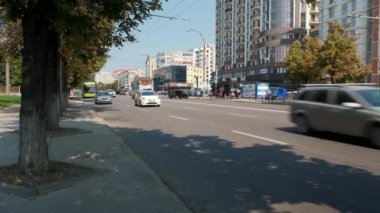 CHISINAU MOLDOVA, -23 AĞUSTOS 2021: Trafik merkezi şehir otoyolu.
