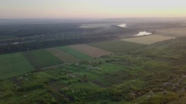 Yavaşça bir nehir kıyısına bakıyorum Dinyester ve sabah güneşiyle kaplı küçük bir köy..