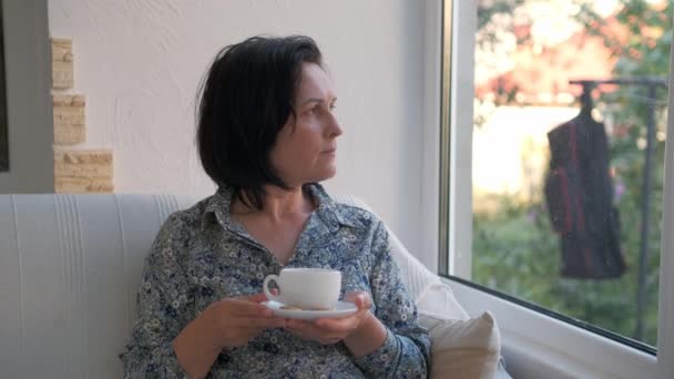 Mulher Feliz Relaxando Casa Com Xícara Chá Quente Café — Vídeo de Stock