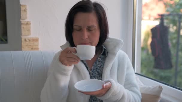 Donna Felice Che Rilassa Casa Con Una Tazza Caldo Caffè — Video Stock