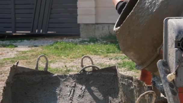 Alter Schmutziger Betonmischer Neben Sandhaufen Auf Kleiner Baustelle Kleine Tragbare — Stockvideo